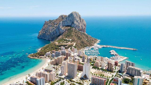 Město Calpe ležící na jižním pobřeží Španělska