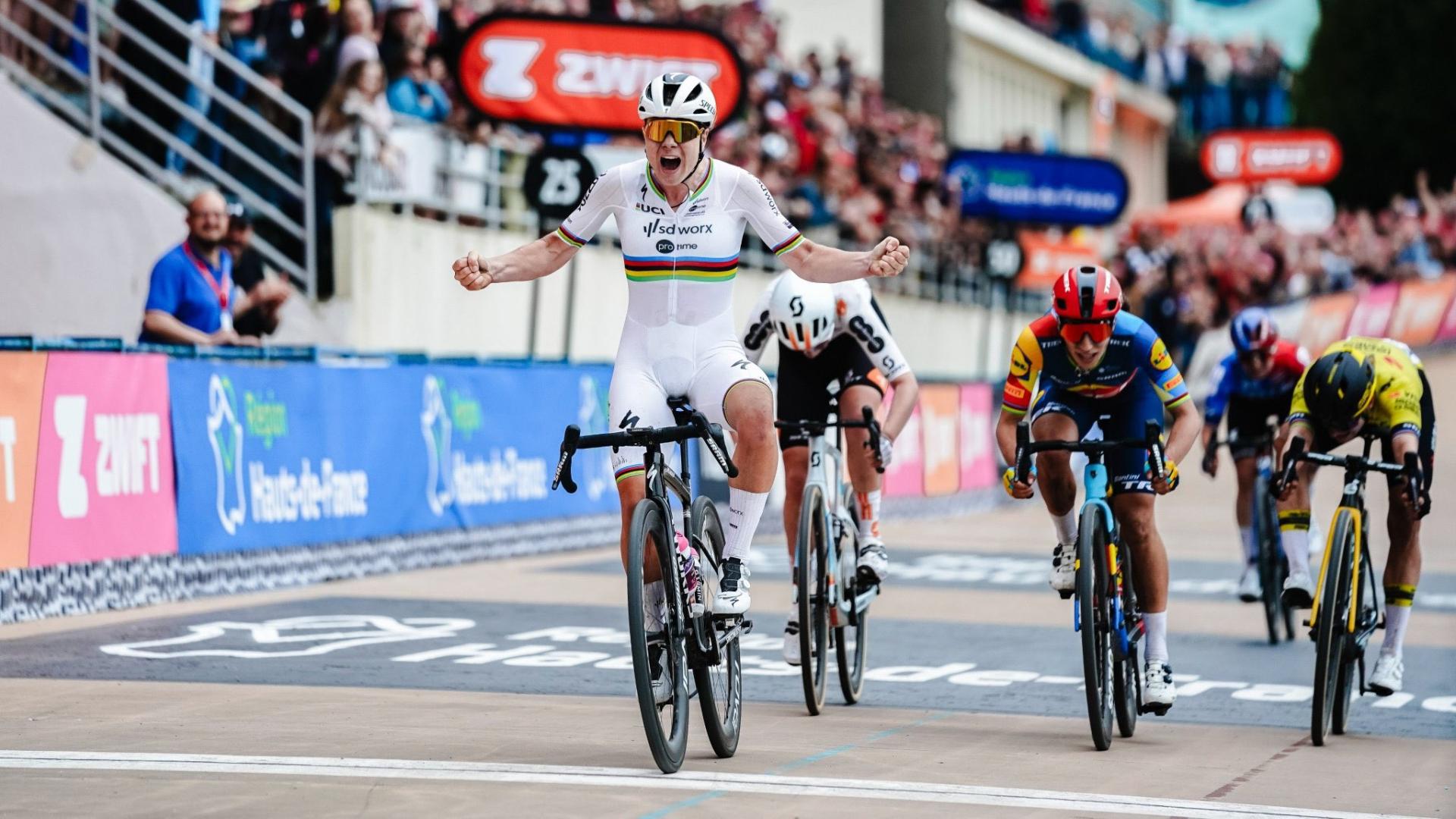 Královna ženské cyklistiky si na velodromu v Roubaix dojela pro vítězství!