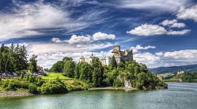 Hrad Dunajec bude dotvářet atmosféru startu předposledního dne / Zdroj: epuzzle